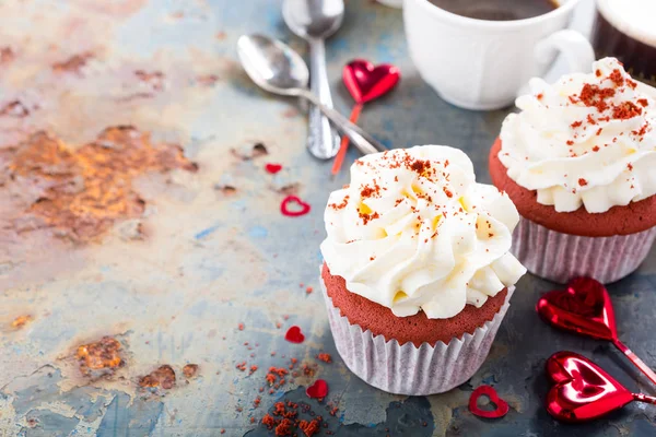 Leckere rote Samt-Cupcakes — Stockfoto