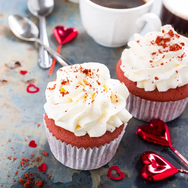 Leckere rote Samt-Cupcakes — Stockfoto