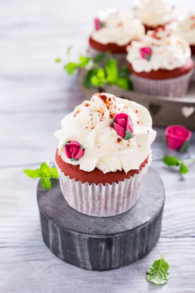 Delicious red velvet cupcakes — Stock Photo, Image