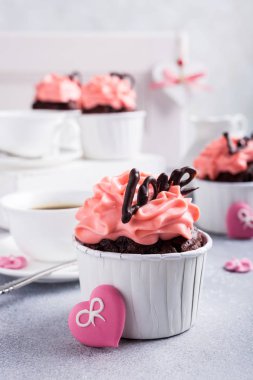 Kalp ile güzel çikolata cupecake