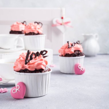 Kalp ile güzel çikolata cupecake