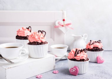 Kalp ile güzel çikolata cupecake