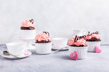Kalp ile güzel çikolata cupecake
