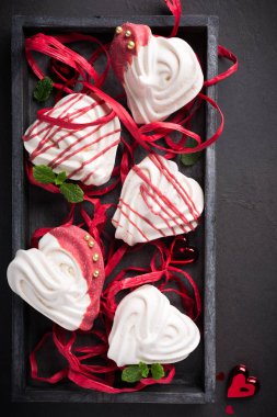 Kalp şeklinde meringues