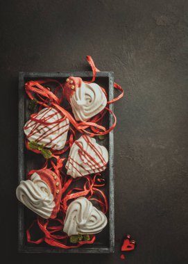 Kalp şeklinde meringues