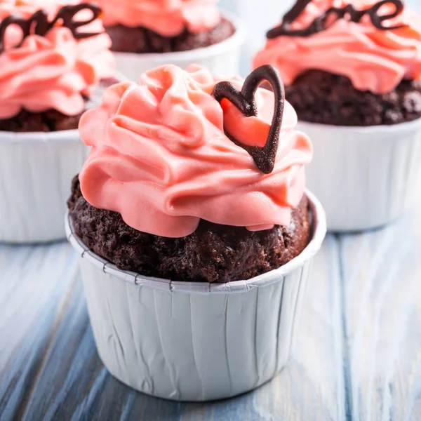 Schöne Schokolade Cupecakes mit Herz — Stockfoto