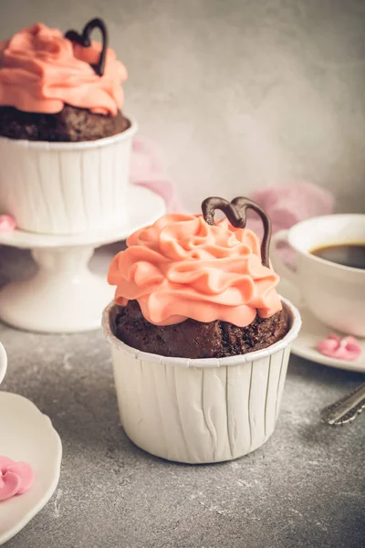 Belo cupecake de chocolate com coração — Fotografia de Stock