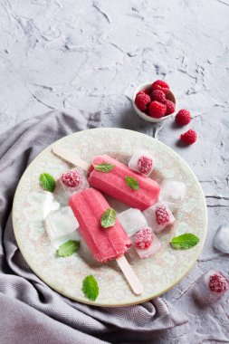 Ev yapımı ahududu popsicles