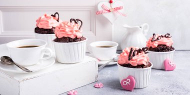 Kalp ile güzel çikolata cupecake