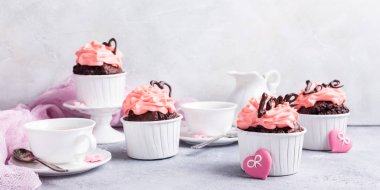 Kalp ile güzel çikolata cupecake