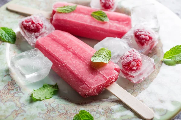 Ev yapımı ahududu popsicles