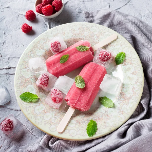 Ev yapımı ahududu popsicles