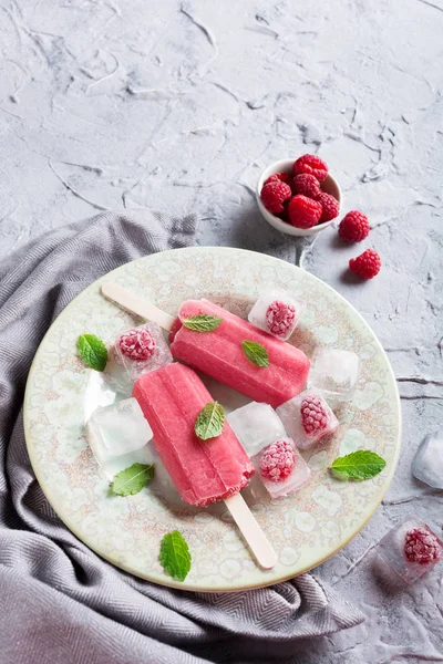 Ev yapımı ahududu popsicles