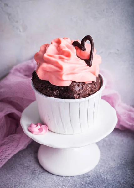 Belo cupecake de chocolate com coração — Fotografia de Stock