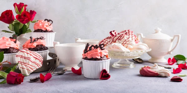 Cupão de chocolate bonito com merengue — Fotografia de Stock