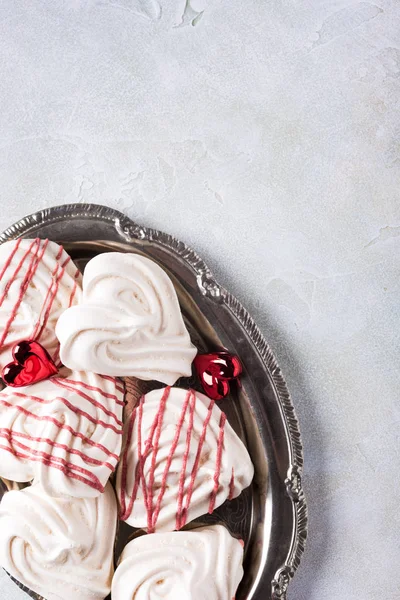 Kalp şeklinde meringues