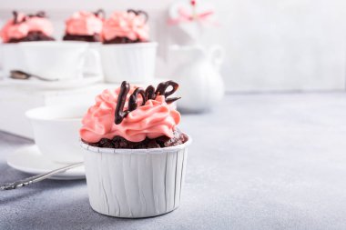 Kalp ile güzel çikolata cupecake
