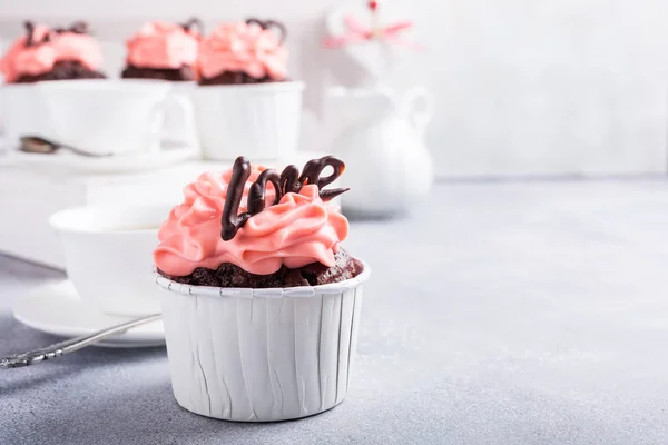 Belo cupecake de chocolate com coração — Fotografia de Stock