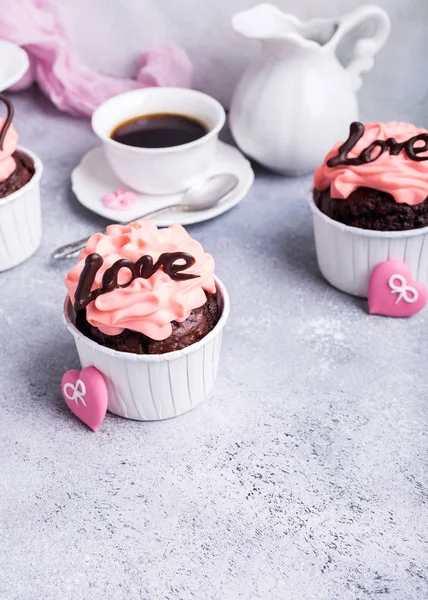 Kalp ile güzel çikolata cupecake