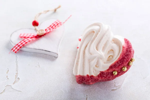 Meringues in heart shape — Stock Photo, Image