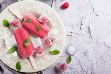 Ev yapımı ahududu popsicles