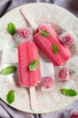 Ev yapımı ahududu popsicles