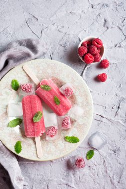 Ev yapımı ahududu popsicles