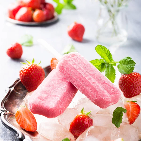 Hausgemachte Erdbeer-Eis am Stiel — Stockfoto