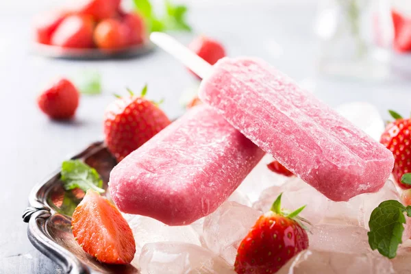 Paletas de fresa caseras — Foto de Stock