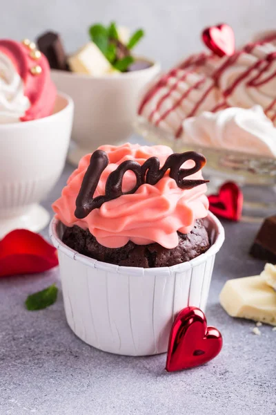 Cupão de chocolate bonito com merengue — Fotografia de Stock