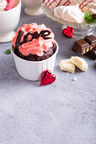 Cupão de chocolate bonito com merengue — Fotografia de Stock