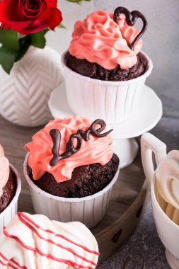 Beze ile güzel çikolata cupecake