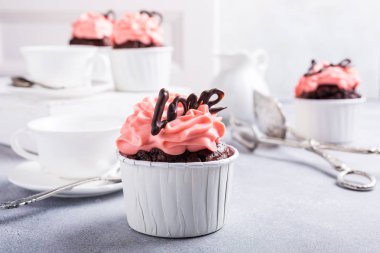 Kalp ile güzel çikolata cupecake