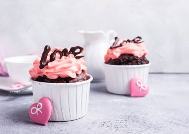 Kalp ile güzel çikolata cupecake