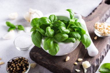 Pesto sos yapmak için malzemeler