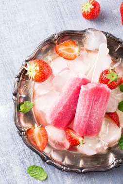 ev yapımı çilekli dondurmayı