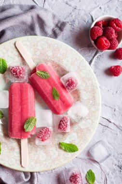 Ev yapımı ahududu popsicles