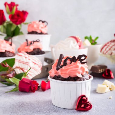 Beze ile güzel çikolata cupecake