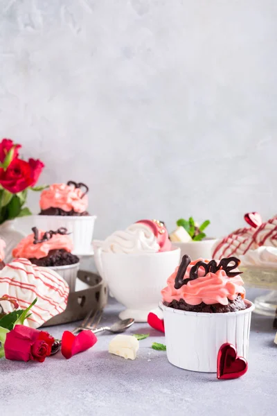 Hermoso pastel de chocolate con merengue — Foto de Stock