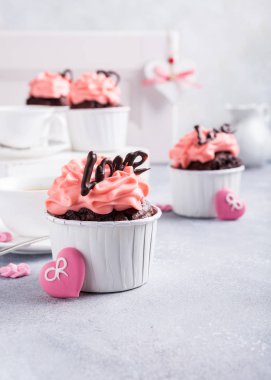 Kalp ile güzel çikolata cupecake