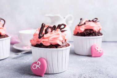 Kalp ile güzel çikolata cupecake