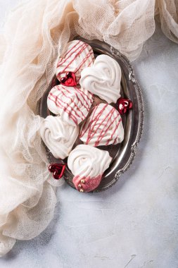 Kalp şeklinde meringues