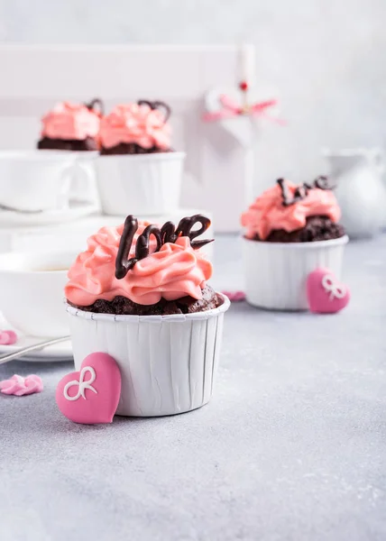 Schöne Schokolade Cupecakes mit Herz — Stockfoto