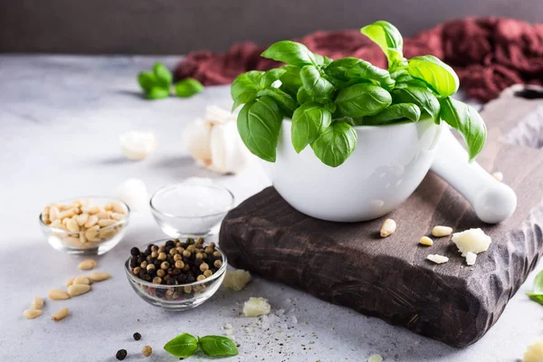 Ingredienti per la preparazione della salsa al pesto — Foto Stock