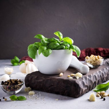 Pesto sos yapmak için malzemeler