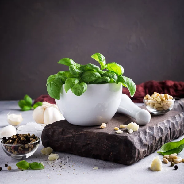 Ingredienti per la preparazione della salsa al pesto — Foto Stock