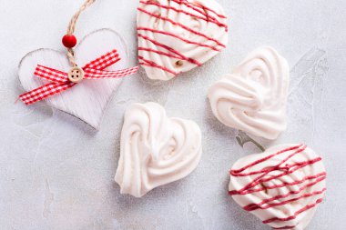 Kalp şeklinde meringues