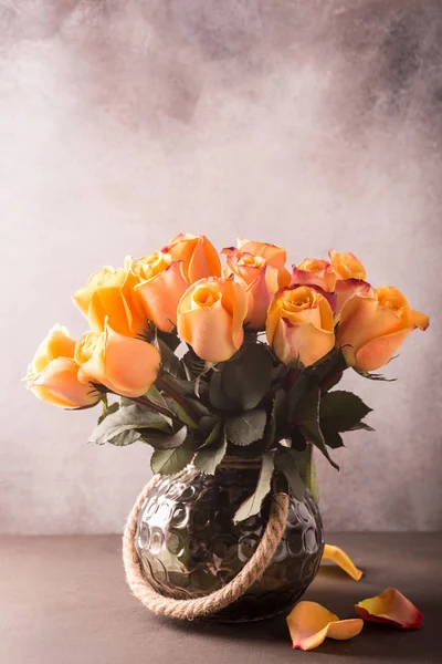 Schöne gelbe Rosen in der Vase. — Stockfoto