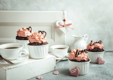 Kalp ile güzel çikolata cupecake