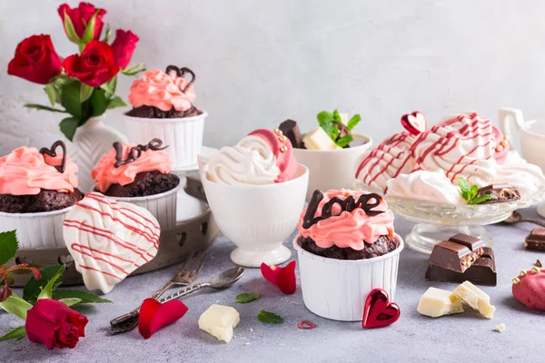 Cupão de chocolate bonito com merengue — Fotografia de Stock